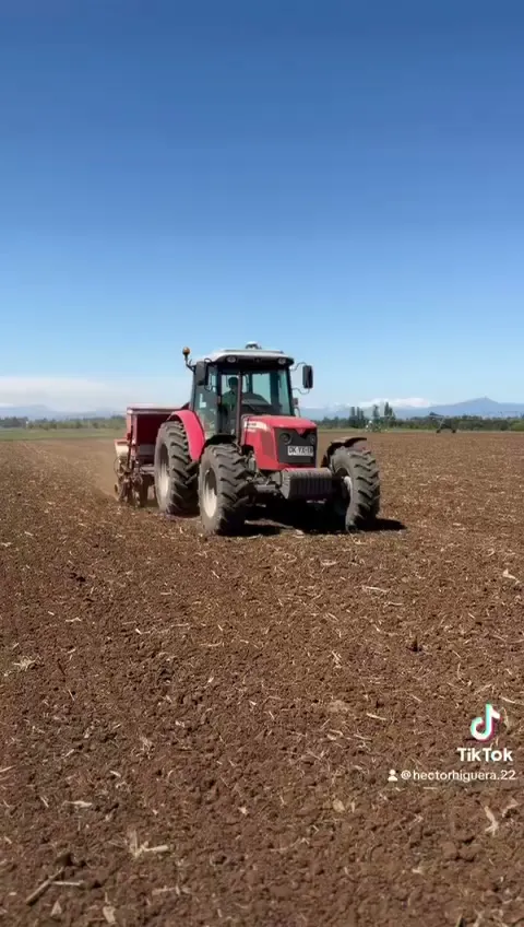Tractor realizando labores sobre un lote recién trabajado